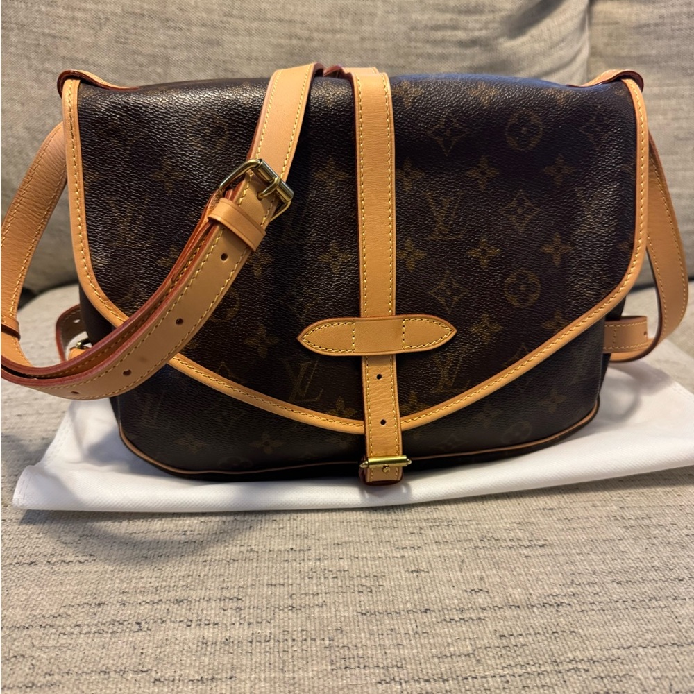 Authentic 1990 VINTAGE Louis Vuitton Saumur 30 Canvas Monogram Crossbody!